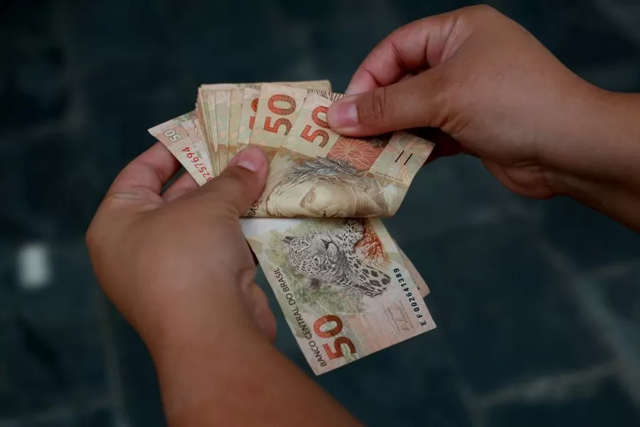 Salário mínimo foi reajustado para R$ 1.621 e novo valor passa a valer em 2026