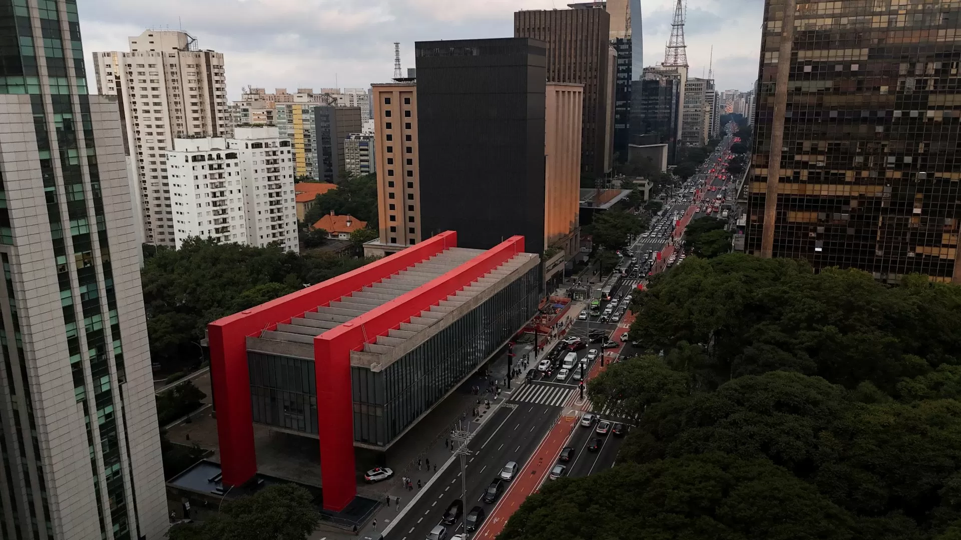 Confiança de serviços avança pelo segundo mês seguido em dezembro