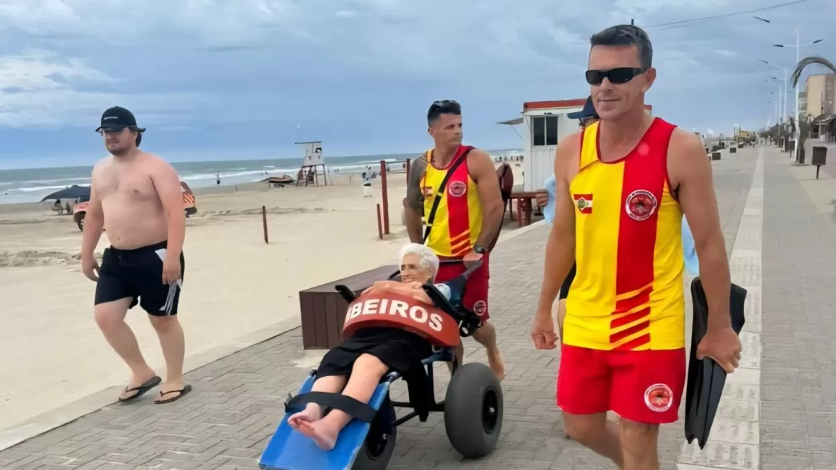 Aos 96 anos, idosa conhece o mar pela primeira vez em praia de SC