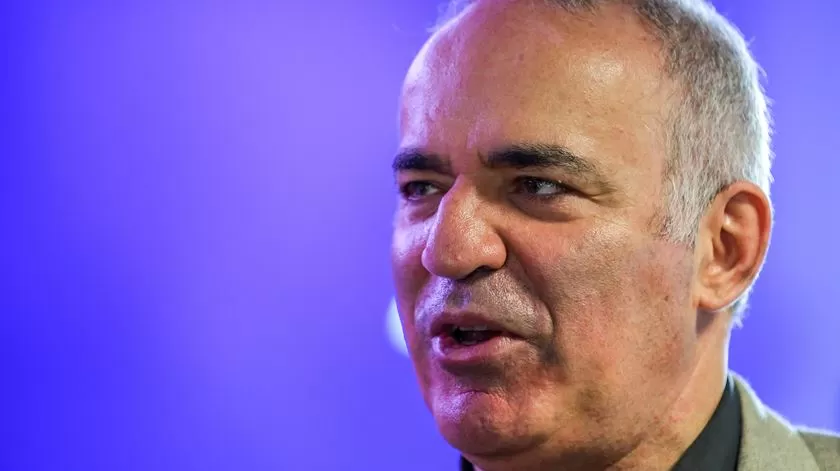 Tribunal russo ordena prisão de Kasparov por críticas à guerra na Ucrânia
