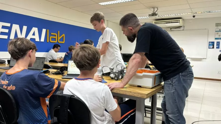 Estudantes da rede municipal de Timbó finalizam curso de mecatrônica com desafio prático