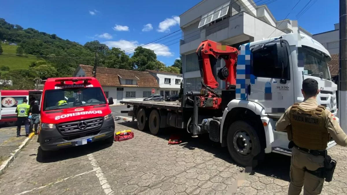 Motociclista é encontrado morto debaixo de caminhão após colisão em Ituporanga