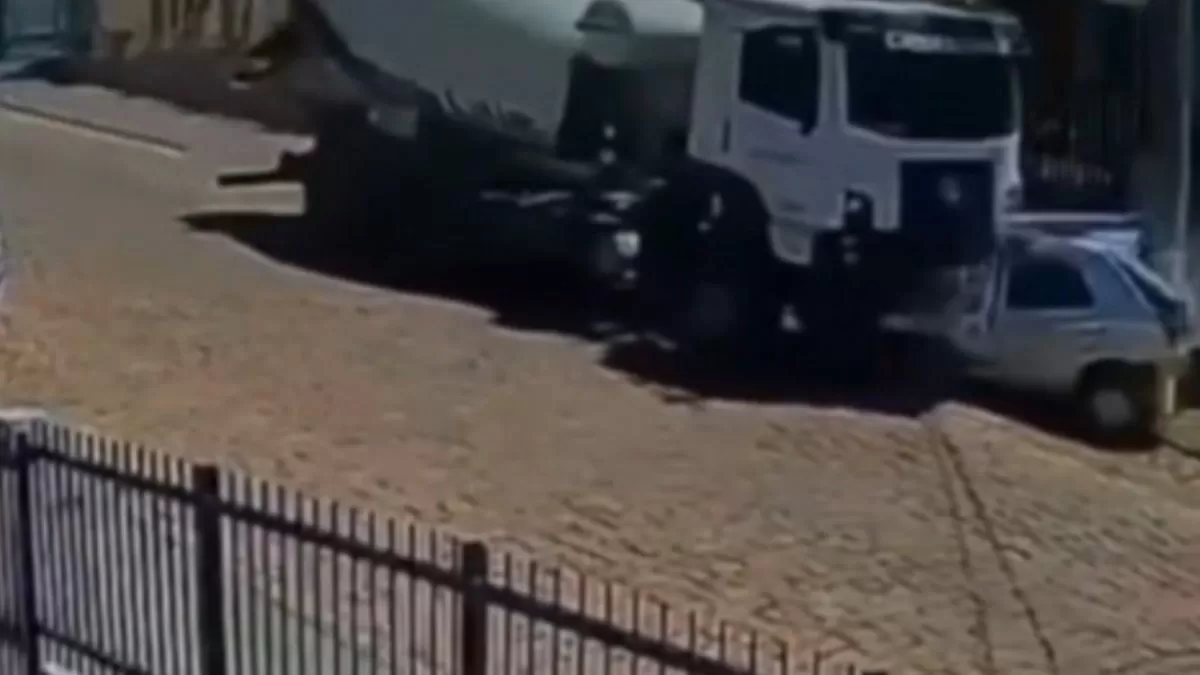 Caminhão-betoneira perde controle, esmaga carro e atinge muro de residência em Indaial