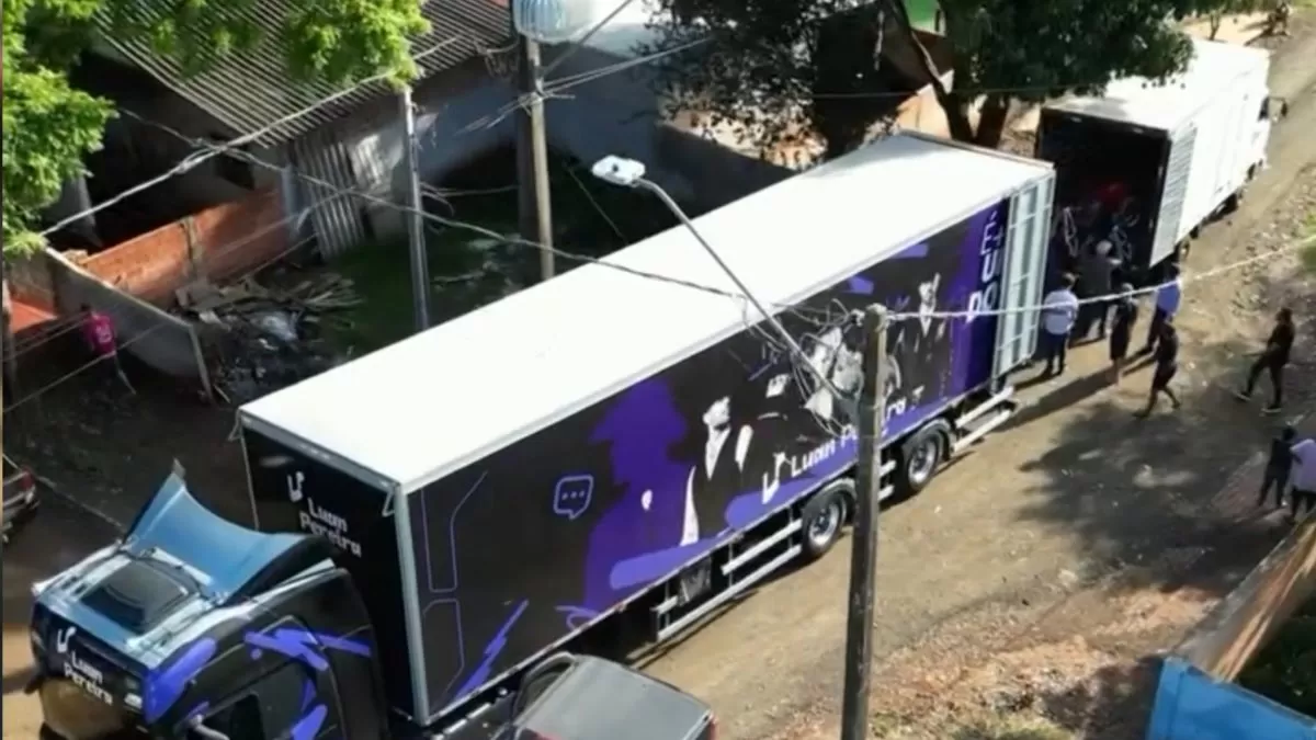 Cantor Luan Pereira emociona escola com surpresa natalina e entrega bicicletas a todos os alunos
