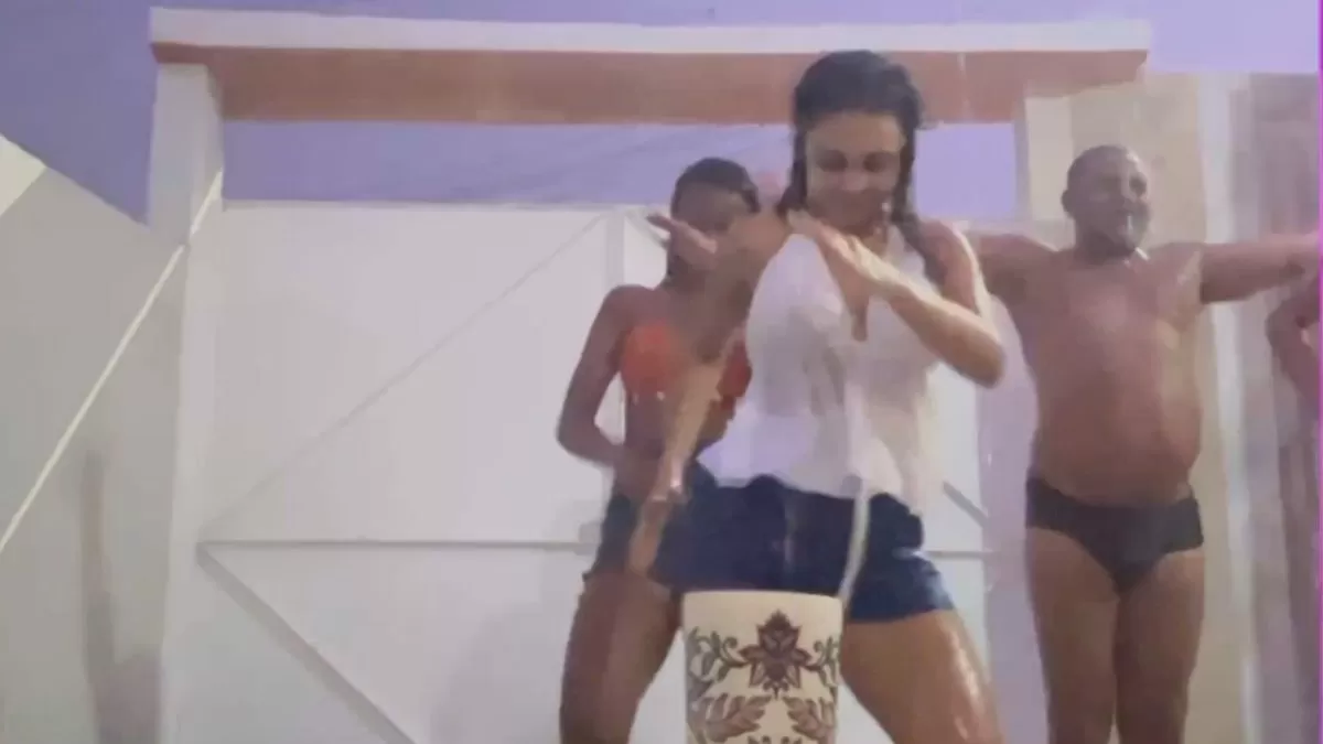 Raio cai perto de casa durante brincadeira na chuva e assusta família