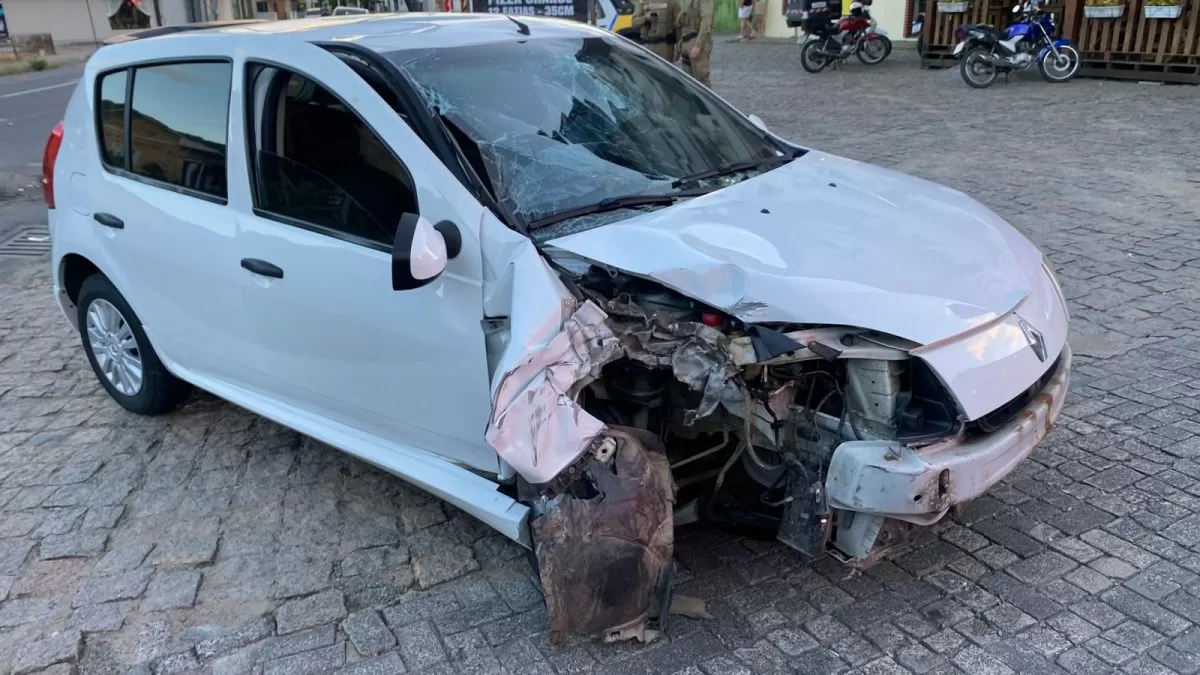 Colisão contra poste em Pomerode causa traumatismo craniano leve em condutor