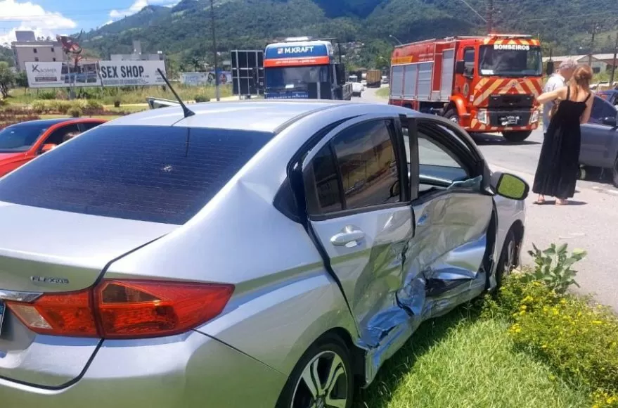 Colisão envolvendo dois carros na BR-470, em Ascurra, deixa mulher ferida