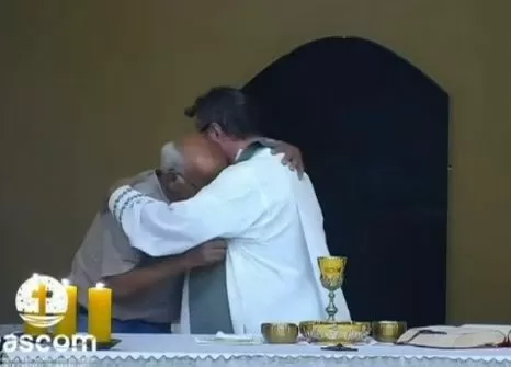 Fiel sobe ao altar, abraça padre e chora durante missa após perder o neto em SC