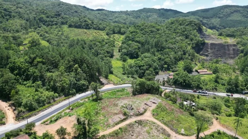 Novo trecho da Estrada Geral Santa Maria começa a receber pavimentação asfáltica em Benedito Novo