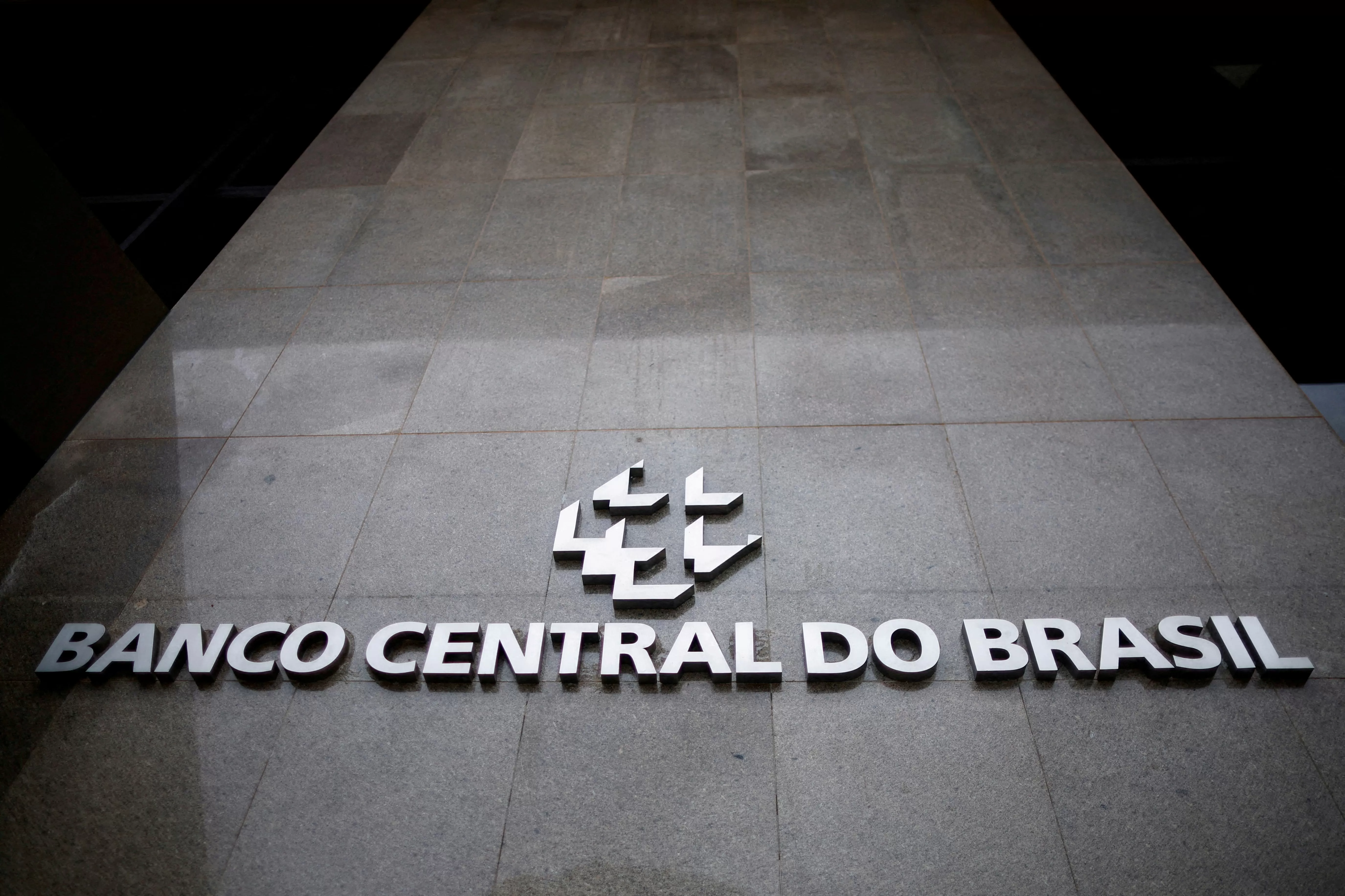 Boletim Focus aponta queda da inflação em 2026 e mostra alta da Selic em 2028