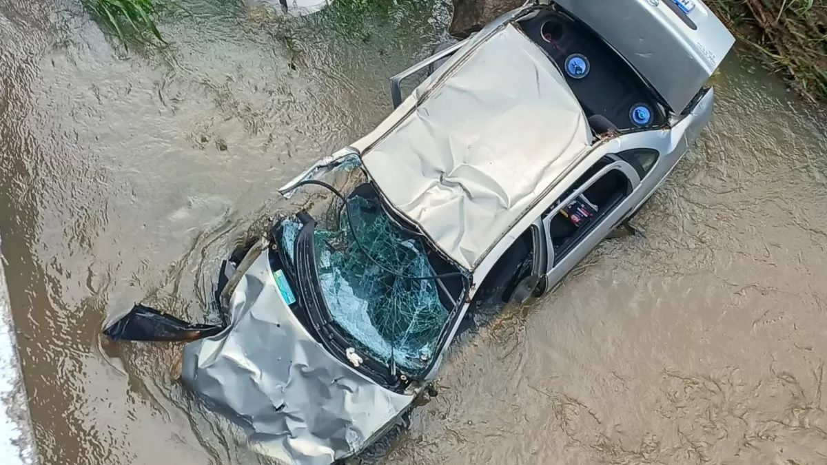 Condutor e passageira ficam presos em carro submerso após saída de pista na BR-470 em Rodeio