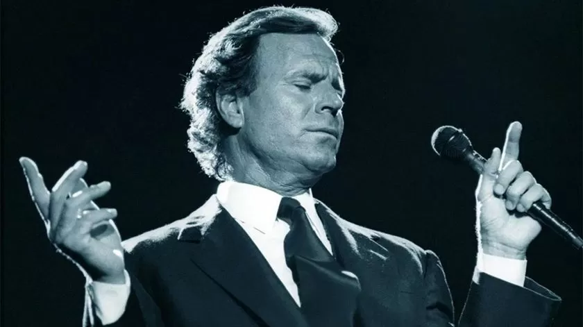 Julio Iglesias diz que acusações de agressões sexuais são falsas
