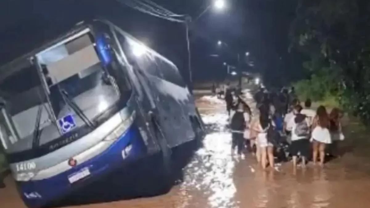 Ônibus de turismo sai da pista em Itajaí após motorista tentar evitar área alagada