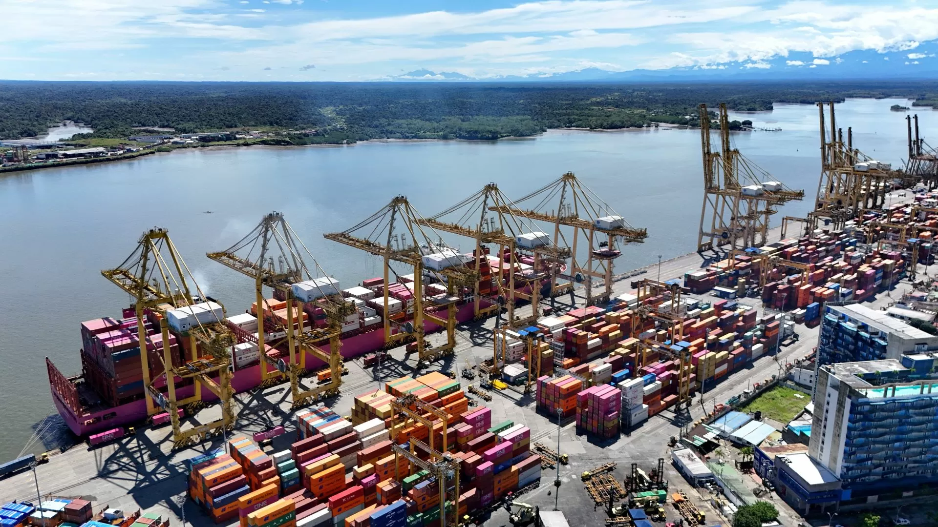 Imitando Trump? Equador sobretaxa a Colômbia, que retalia vizinho e corta energia