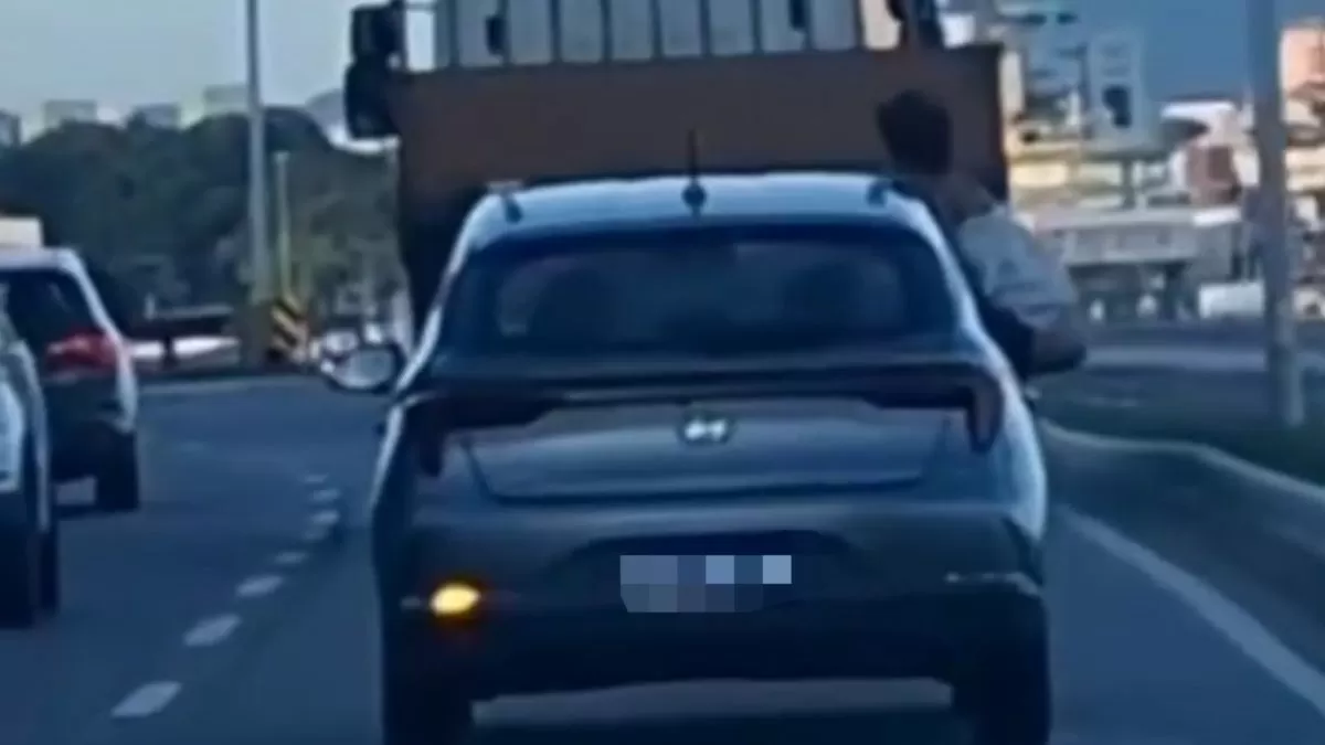 Quando a pressa aperta: mulher é flagrada urinando pela janela de carro em SC