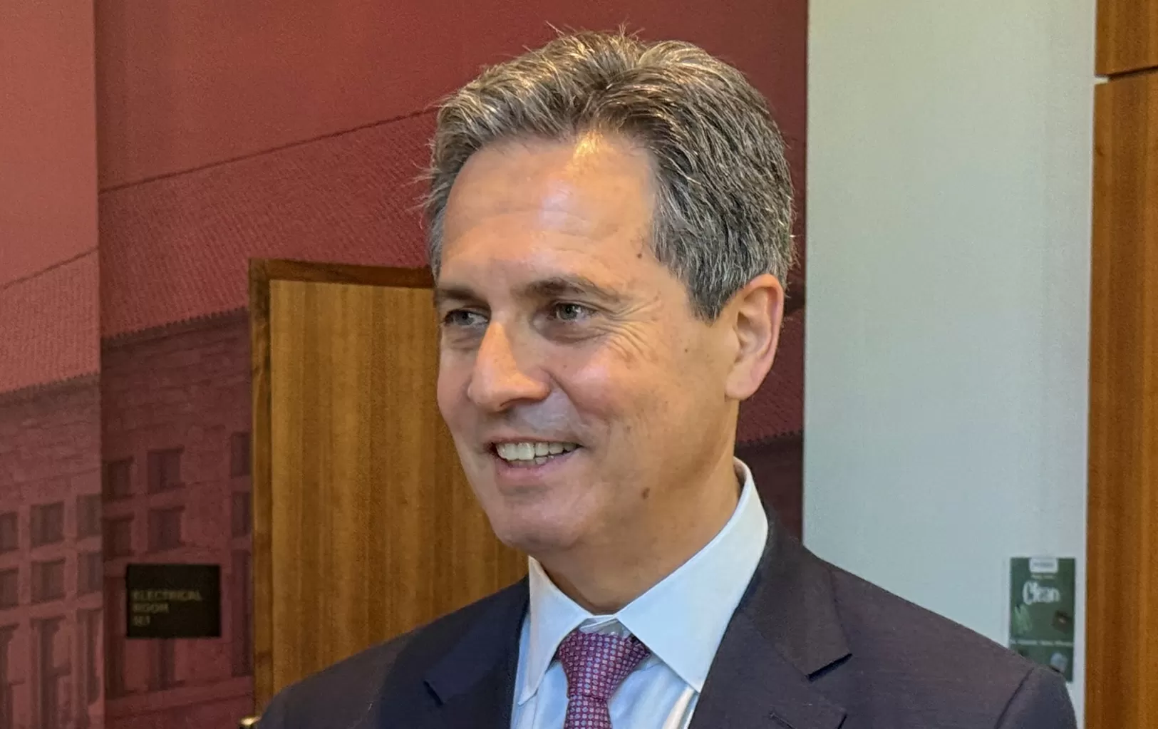 Dirigente do Fed vê juro “neutro” e diz não ser hora de novos cortes nos EUA