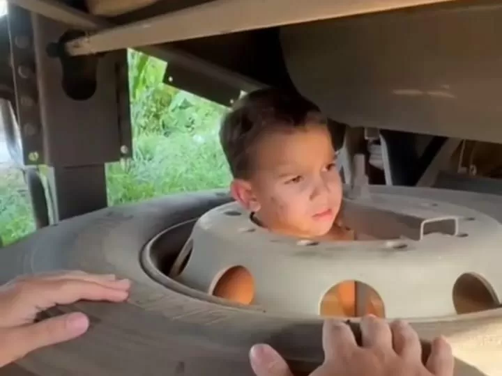 Menino de 4 anos é resgatado por policiais após ficar preso em roda de carreta