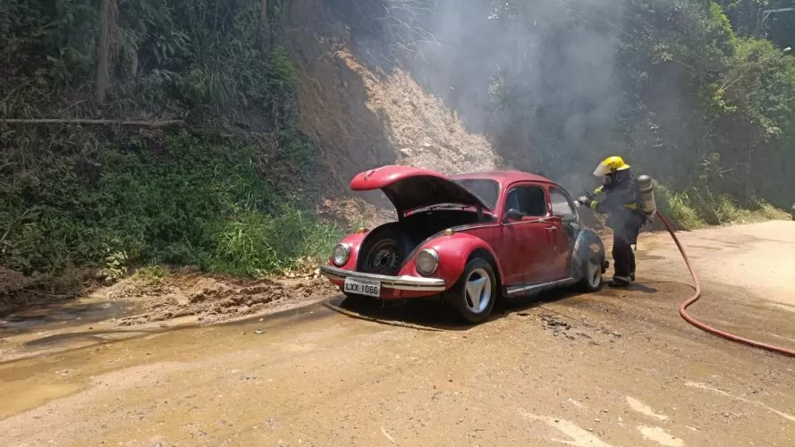 Bombeiros Voluntários de Indaial combatem incêndio em veículo, além de atenderem 11 ocorrências em 24 horas