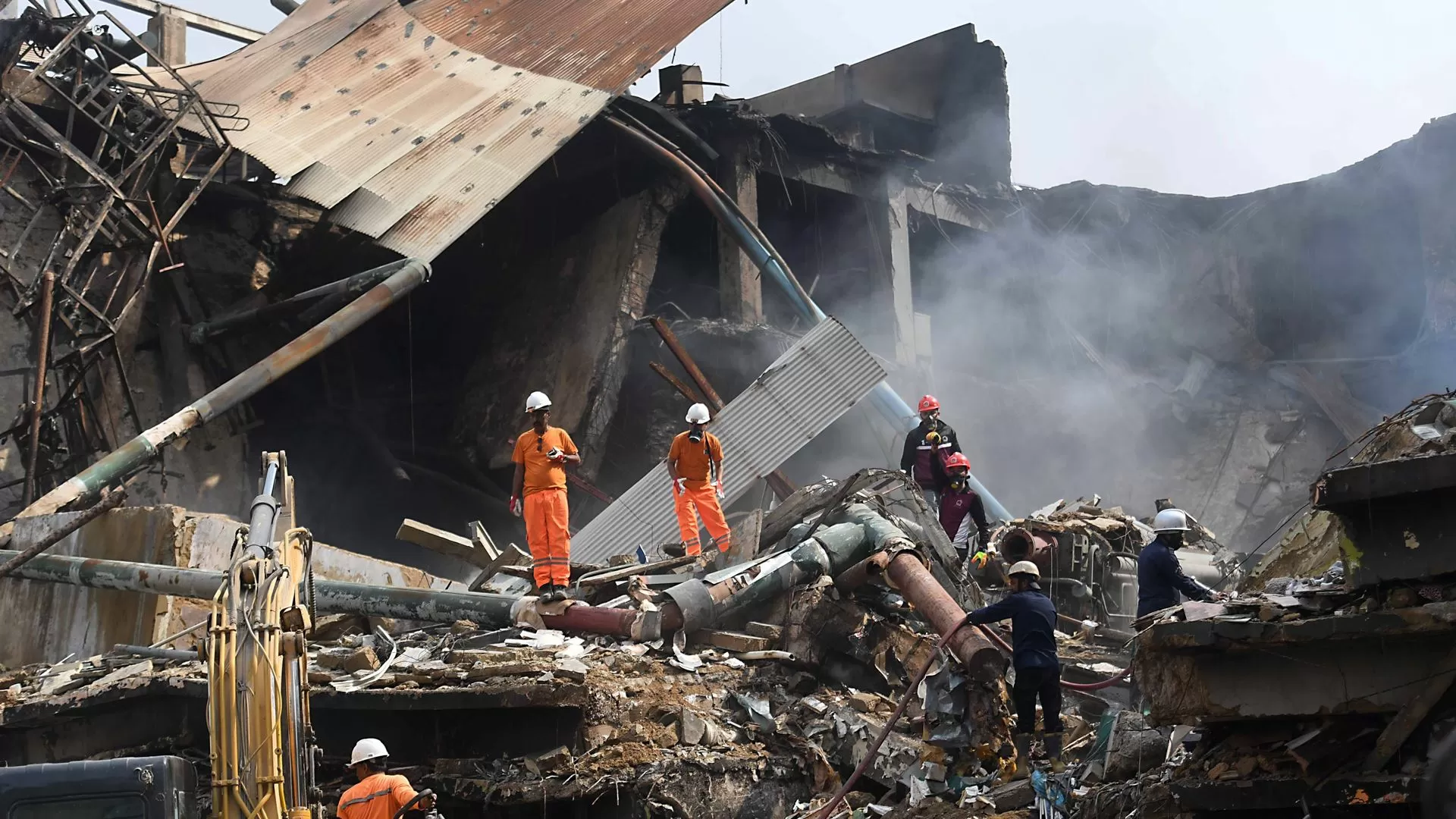 Incêndio em centro comercial faz pelo menos 21 mortos e dezenas de desaparecidos