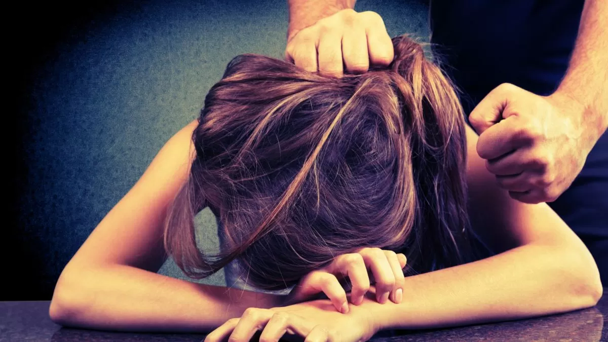 Mulher de 20 anos é encontrada em choque e com hematomas após agressão do companheiro em Indaial