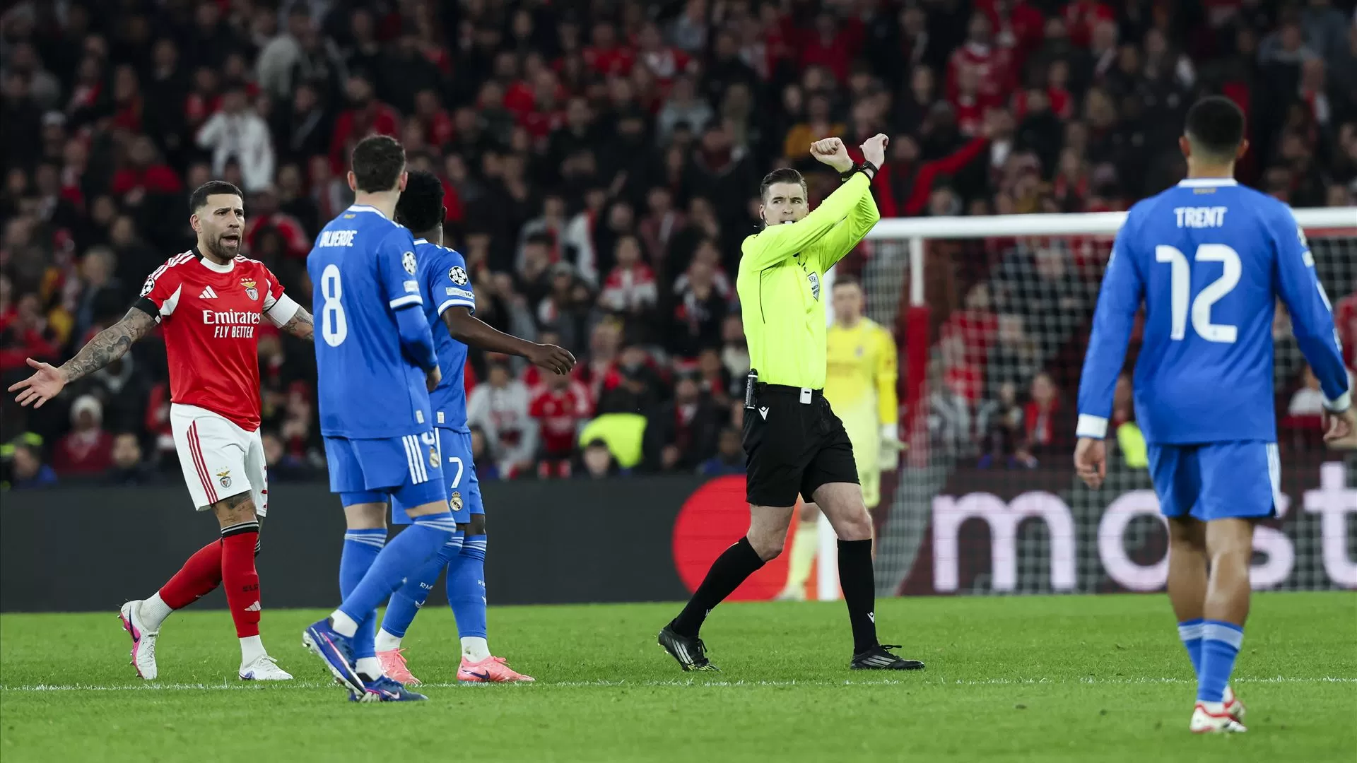 Benfica obrigado a vencer em Madrid após derrota marcada por alegado caso de racismo