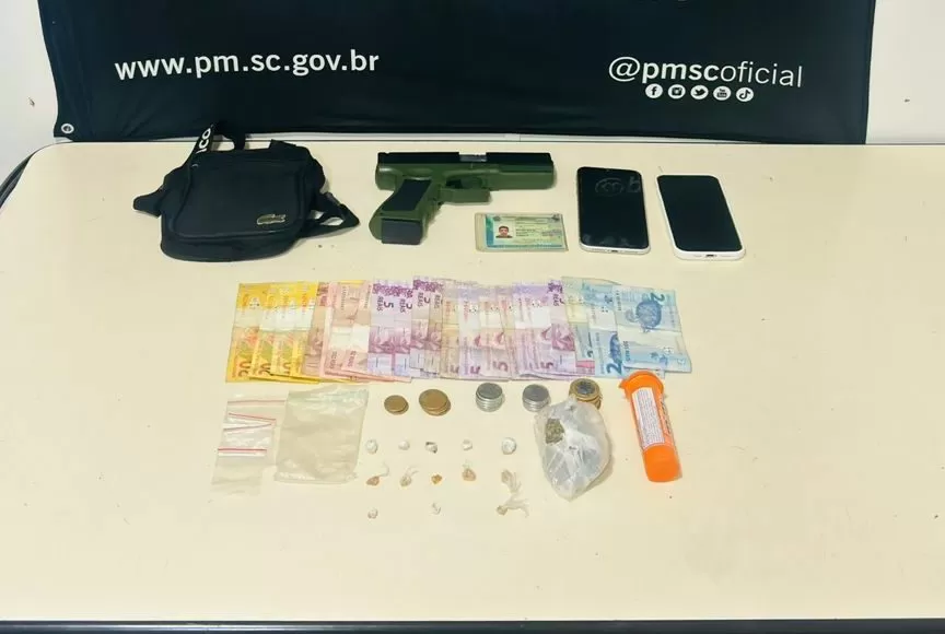 Adolescente e homem são flagrados com drogas, dinheiro e simulacro de arma em Blumenau