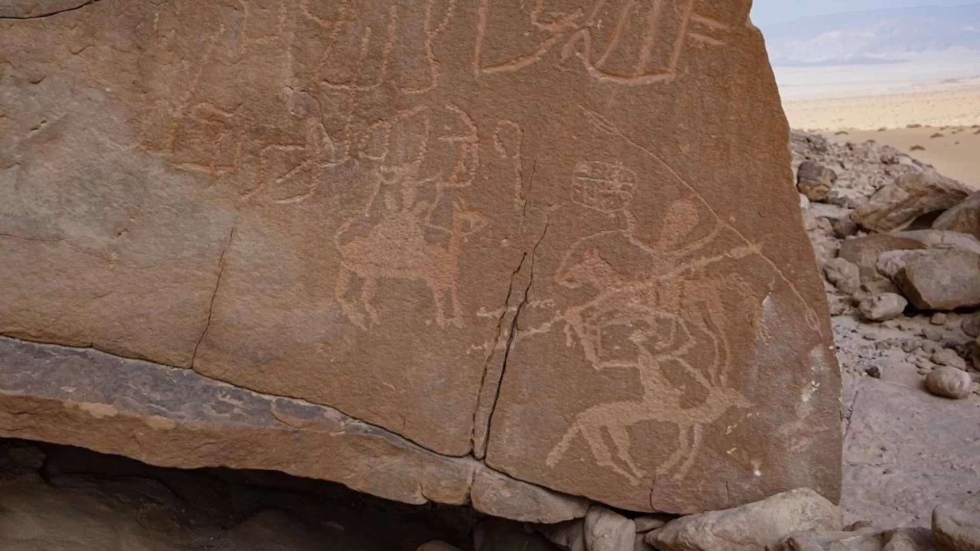 Descoberto sítio pré-histórico no Egito com pinturas rupestres de humanos primitivos