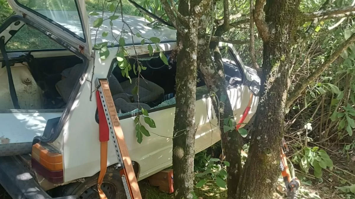 Homem fica ferido após saída de pista e capotamento em Pomerode