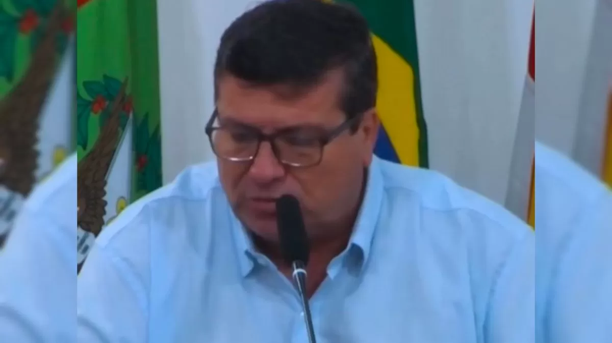 Vereador expõe que alunos estariam almoçando no chão em escola de Blumenau e aponta falta de mobiliário