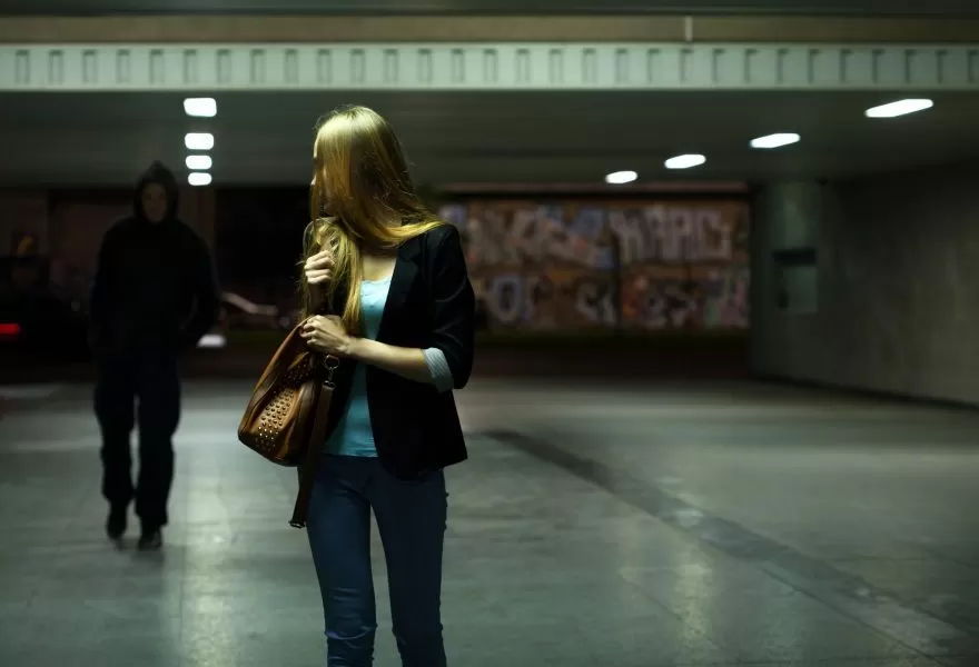 Após perseguirem, intimidarem e roubarem mulher, suspeitos são presos com celular da vítima em Pomerode