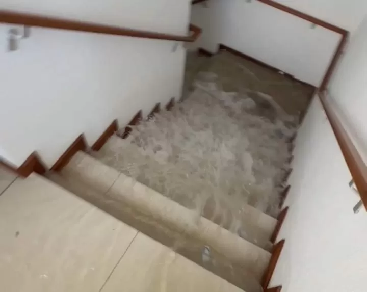 Caixa d’água estoura, provoca alagamento e gera correria em prédio residencial em SC