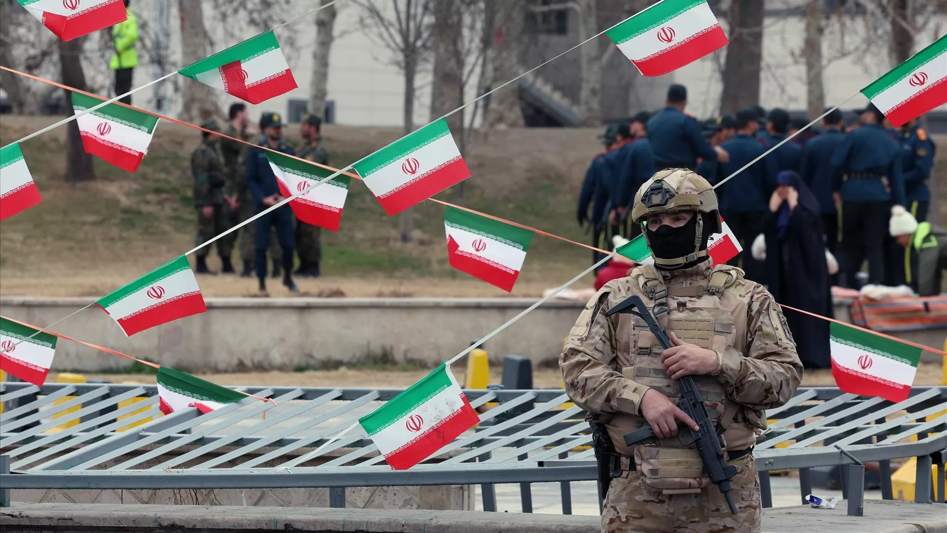 Estudantes iranianos retomam protestos contra o regime