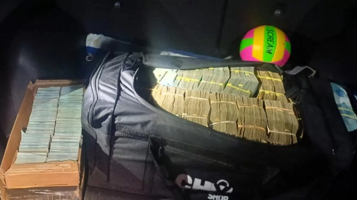 PRF apreende cerca de R$ 2 milhões escondidos em carro na BR-101 em SC e motorista é preso