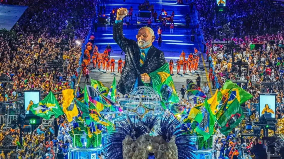 Escola que homenageou Lula na Sapucaí fecha apuração na lanterna e é rebaixada no Carnaval do Rio