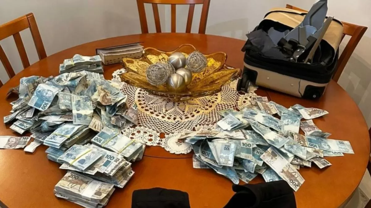PF apreende R$ 429 mil após mala com dinheiro ser jogada de apartamento em BC