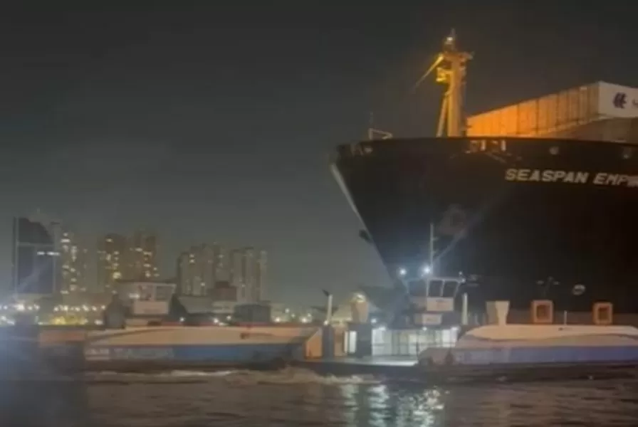 Navio de grande porte colide com balsas durante manobra noturna e tripulantes pulam no mar após impacto