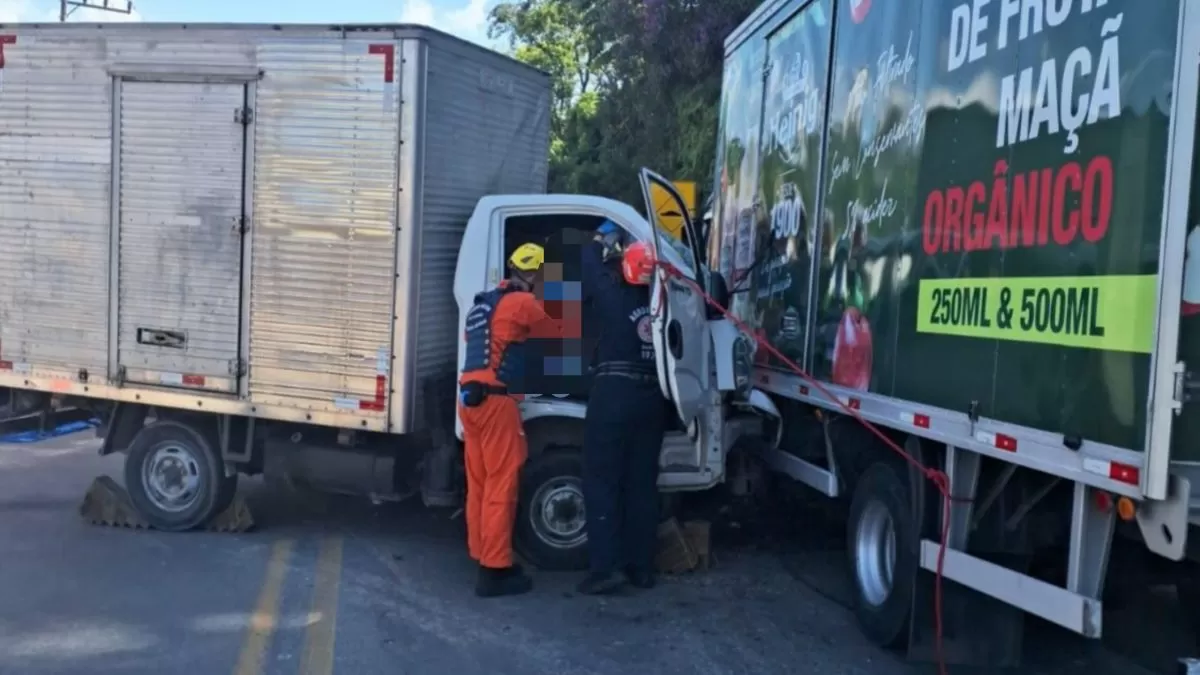 Colisão entre caminhões deixa motorista preso às ferragens na Rodovia Ivo Silveira, em Brusque