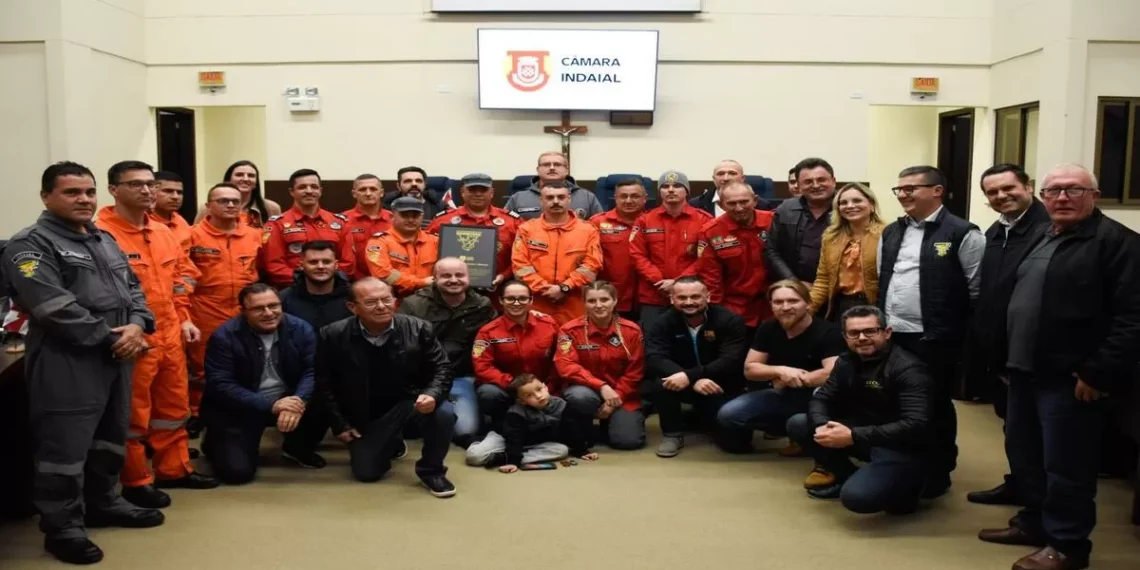 Com mais de 3 mil atendimentos no Rio Grande do Sul, Bombeiros Voluntários de Indaial são homenageados