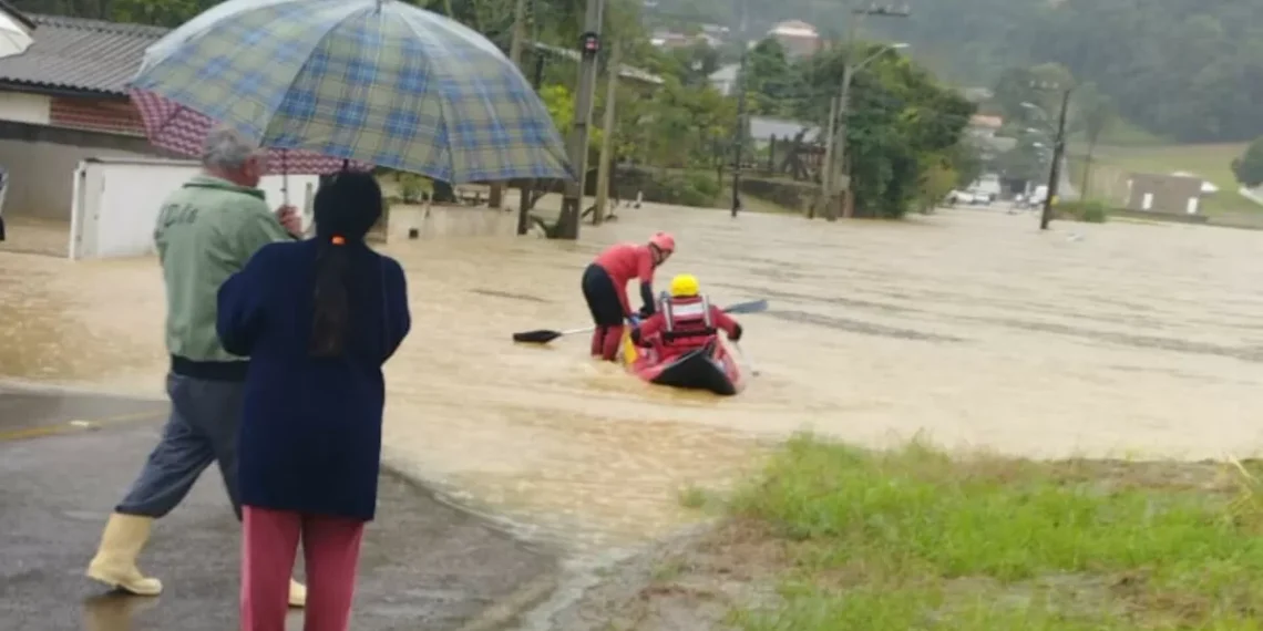 Família com 5 crianças fica ilhada e é resgatada pelos bombeiros em Rio do Sul