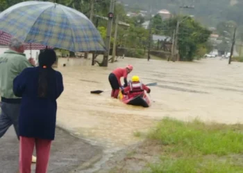 Família com 5 crianças fica ilhada e é resgatada pelos bombeiros em Rio do Sul