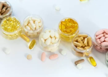 Si es mayor de 50 años y consume esta vitamina debería no tomarla: ¿de cuál se trata?