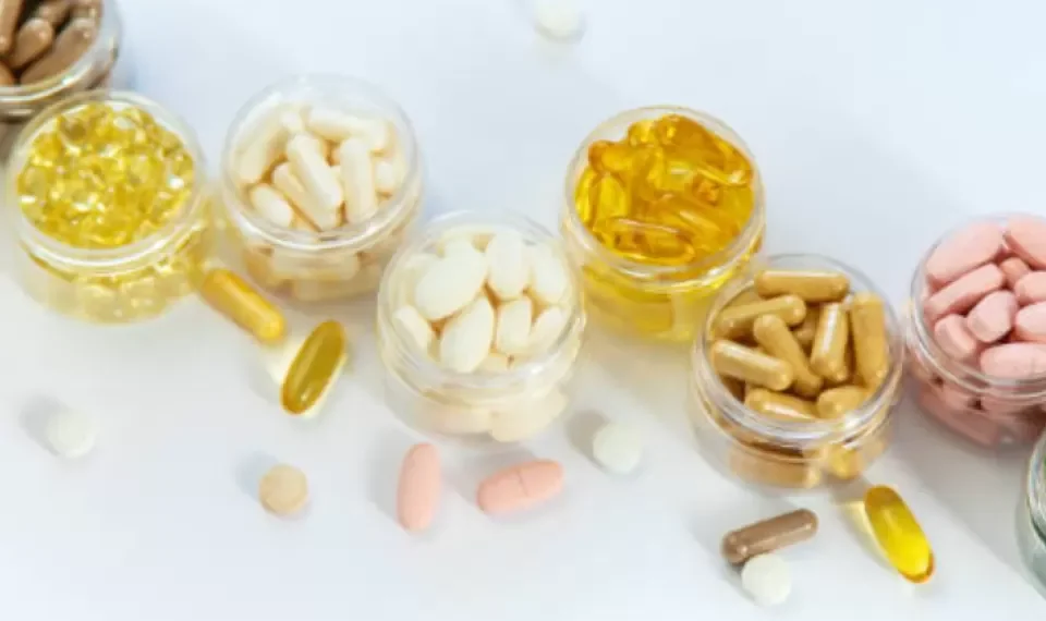 Si es mayor de 50 años y consume esta vitamina debería no tomarla: ¿de cuál se trata?