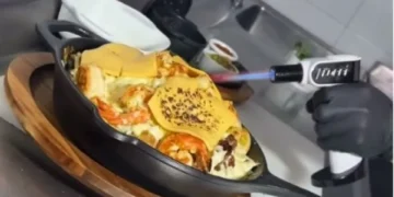 Oro, langostinos y otros ingredientes de la polémica arepa de 160 mil pesos