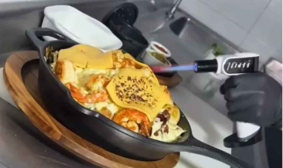 Oro, langostinos y otros ingredientes de la polémica arepa de 160 mil pesos