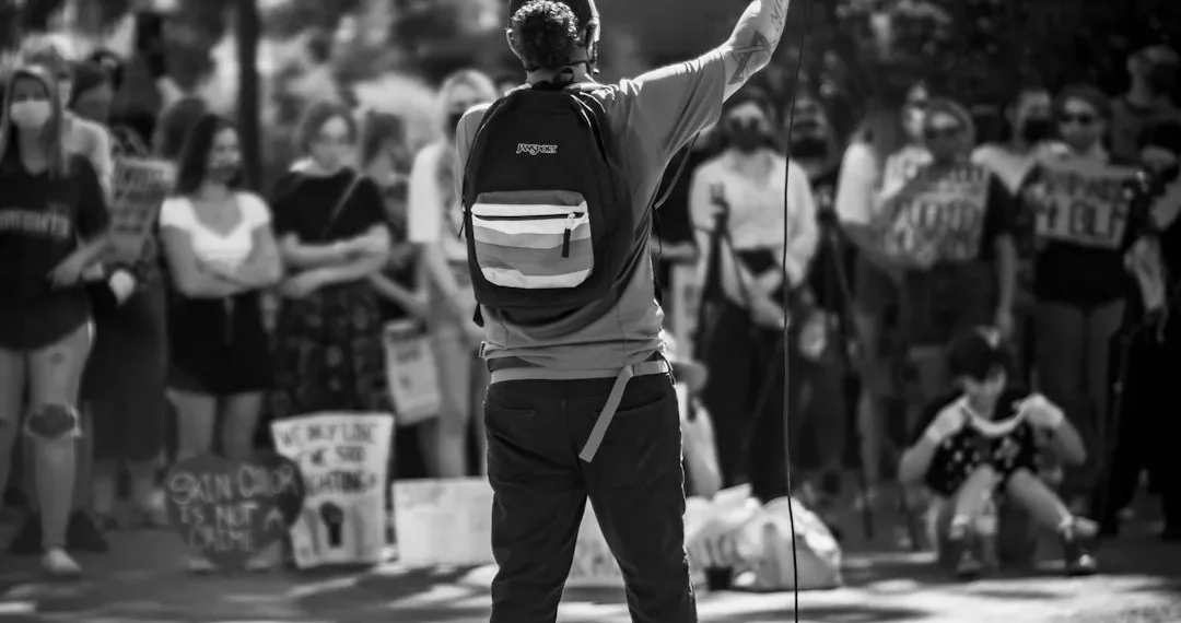 “Política: Transformando a sociedade em busca de justiça e igualdade”