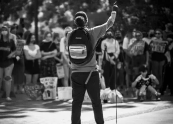 “Política: Transformando a sociedade em busca de justiça e igualdade”