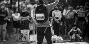 “Política: Transformando a sociedade em busca de justiça e igualdade”