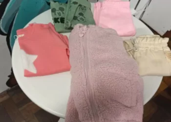 Mulher alega necessidade ao ser presa por furtar 6 peças de roupas de criança em Blumenau