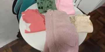 Mulher alega necessidade ao ser presa por furtar 6 peças de roupas de criança em Blumenau