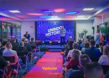 Grupo Koch celebra trajetória de colaboradores que fazem parte da história de 30 anos da rede